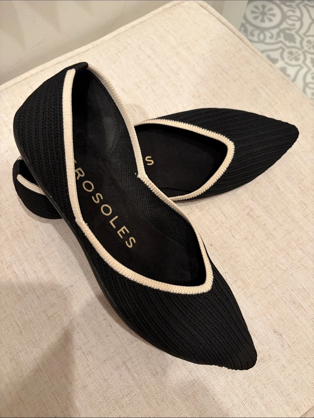 AEROSOLES Black Knit Pointed Flats with Cream Trim Size 9